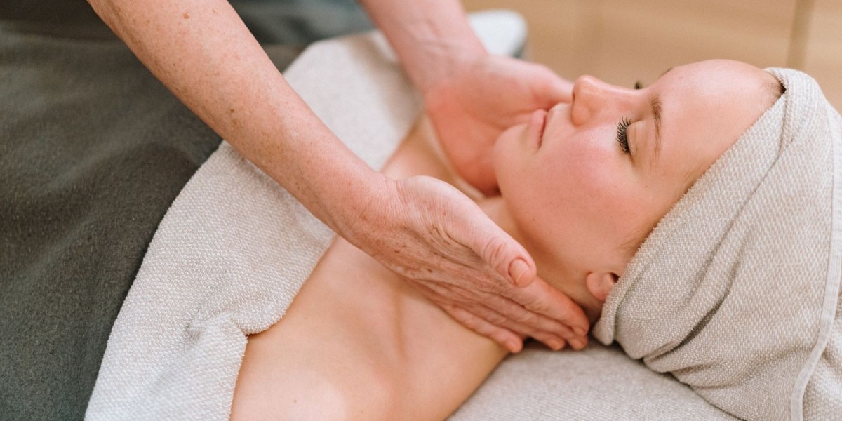 The Healing Touch: Choosing Chloe Fetrow Therapy for Oncology Massage