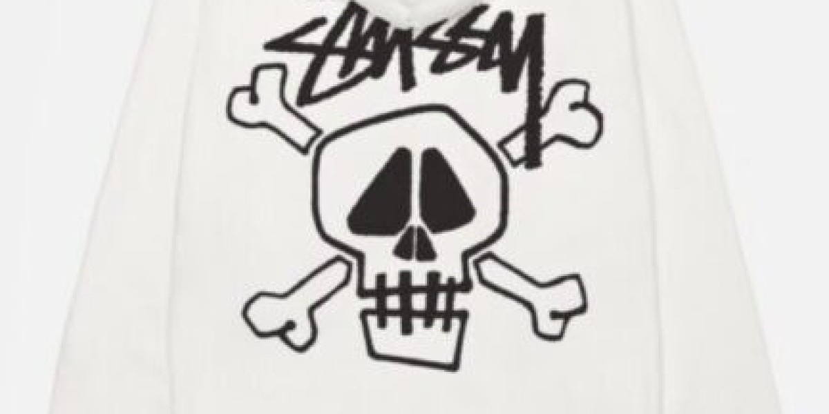 Hoodie from Stussy decorated with skulls & bones