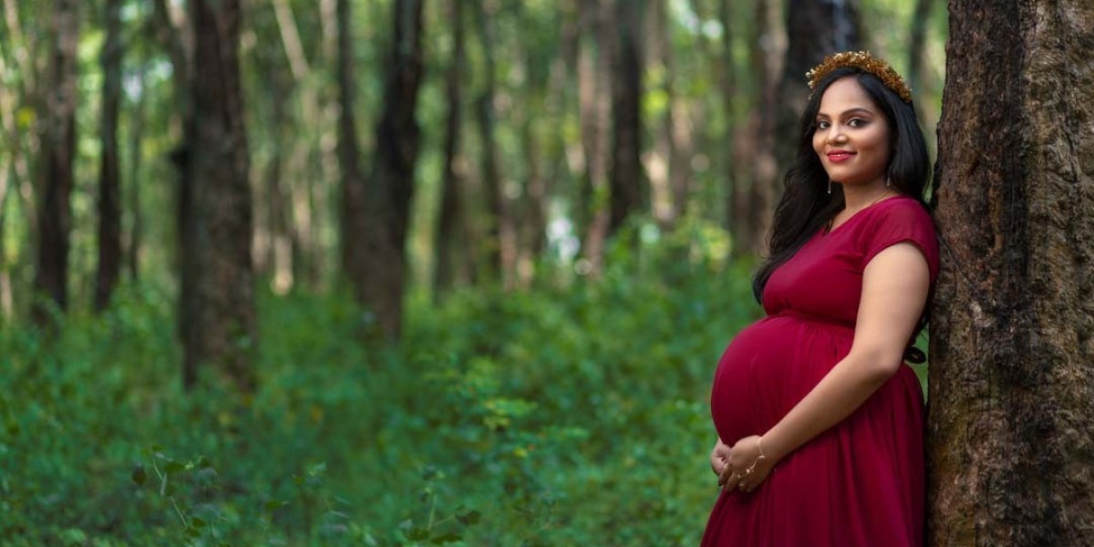 In Harmony with Nature: Celebrating the Miracle of Life Through Outdoor Maternity Photography
