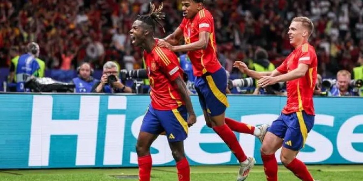 Spanje versloeg Engeland met 2-1 en won alle 7 wedstrijden!