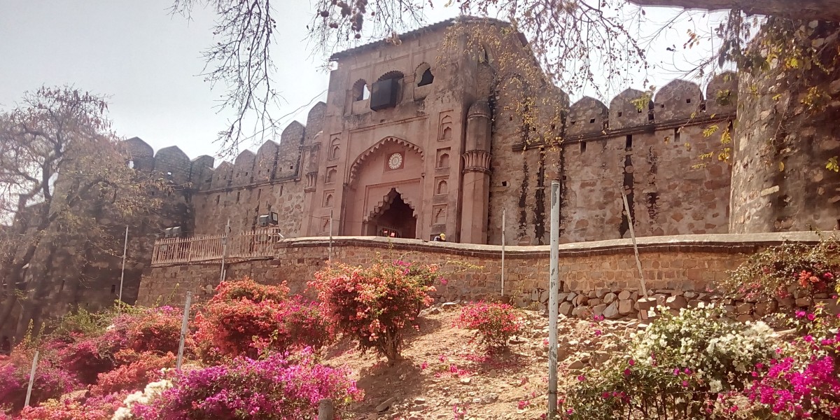 Lucknow  to Jhansi Cab