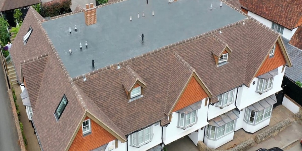 The Role of a Roofing Contractor in High-Quality Roof Insulation Projects