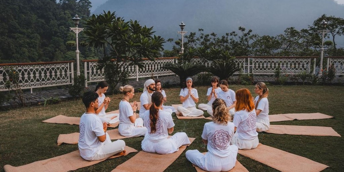 Transformez votre vie avec la formation de professeur de yoga en Inde chez VedaVerse